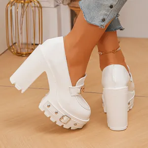 Elegante weiße Lackleder-Loafer mit 11 cm hohen Blockabsätzen und Schnallendetails