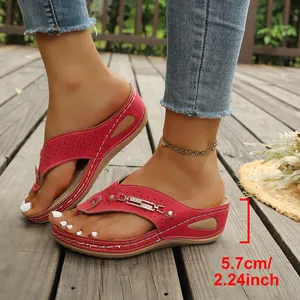 Gedetailleerde close-up van rode plateau teenslippers met een hakhoogte van 5,7 cm.