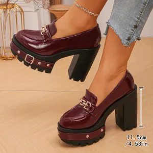 Detail der burgunderroten Lackleder-Plateau-Loafer mit 11,5 cm Absatz und Goldkette