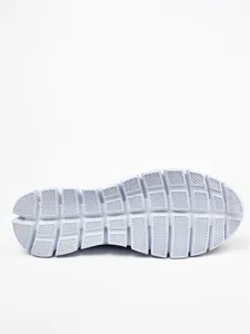 Gedetailleerd zicht op de witte antislip platformzool voor casual dameslaarzen voor dagelijks gebruik.