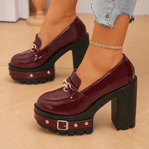 Detailaufnahme burgunderfarbener Plateau-Loafer mit 11 cm Blockabsatz