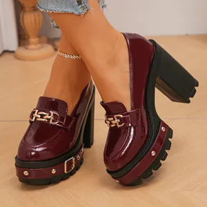 Detailansicht burgunderroter Plateau-Loafer aus Lackleder mit 11 cm Blockabsätzen und Kette.