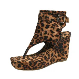 Trendige Zehentrenner-Sandalen mit Leopardenmuster, 10 cm Keilabsatz und Gürtelschnalle