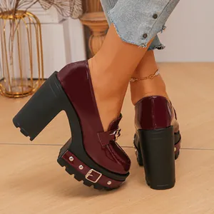 Detailansicht burgunderfarbene Lackleder-Loafer mit 11 cm Blockabsatz und Plateau