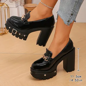 Detailansicht der schwarzen Plateau-Loafer aus Lackleder mit 11,5 cm hohem Absatz
