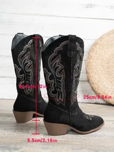 Πλάγια όψη μαύρης μπότας κεντητής cowboy με μετρήσεις ύψους και τακουνιού.