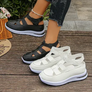 Detailansicht der römischen Sandalen in Schwarz und Weiß mit Plateausohle und Klettverschluss