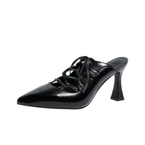 Seitenansicht von eleganten schwarzen Lackleder Schnür Mules mit spitzer Zehenpartie