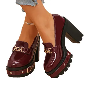 Mocassins à plateforme en cuir verni bordeaux avec talon de 11 cm et chaîne dorée.