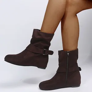 Detailansicht dunkelbrauner Wildleder-Halbstiefel mit Schnallenriemen und Reißverschluss