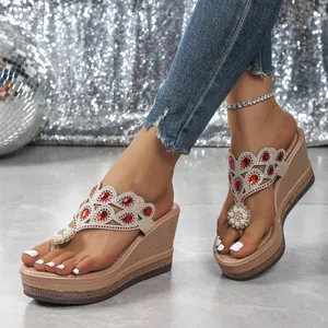 Elegantes chanclas de cuña con pedrería roja, detalles de perlas y suela de plataforma
