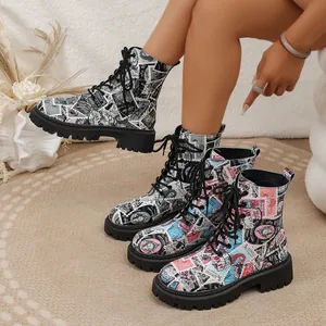 Detailansicht von Schnür-Combat-Boots mit Zeitungsdruck in Schwarz-Weiß und Farbe.