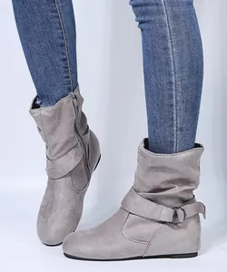 Nahaufnahme grauer Damen-Wildlederstiefeletten mit Schnallenriemen und Reißverschluss
