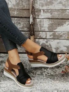 Sandales compensées espadrilles pour femmes avec bout ouvert noir et brides brunes.