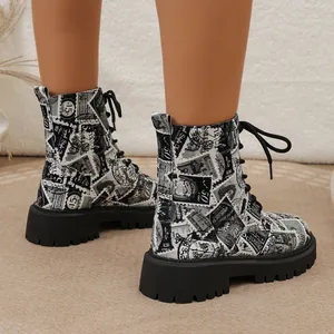 Detailaufnahme von Schnür-Stiefeletten mit einem retro schwarz-weißem Briefmarken-Print