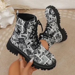 Detailansicht der Damen-Schnürstiefel mit einem einzigartigen Vintage-Briefmarkendruck.