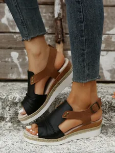 Vue détaillée de sandales compensées espadrilles pour femmes avec lanières noires et brunes