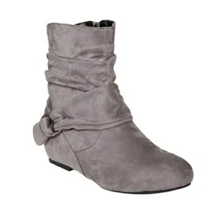 Seitendetail graue Wildleder-Stiefeletten mit dekorativer Metallschnalle und Falten