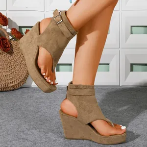 Damen Keilsandaletten in Braun mit 10 cm Plateau und modischem Gürtelschnallen-Detail