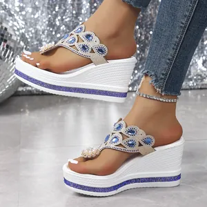 Elegantes sandalias de cuña blancas con pedrería azul y refinados detalles de perlas