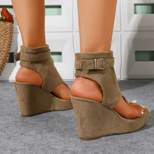 Detailansicht von khakifarbenen Zehensteg-Keilsandalen mit 10 cm Plateau und Schnalle