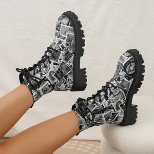 Nahaufnahme der schwarz-weißen Martin-Stiefel für Damen mit Vintage-Stempeldruck.