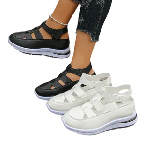 Bequeme Damen-Plateau-Sandalen im Römer-Stil mit Klettverschluss in Schwarz und Weiß.