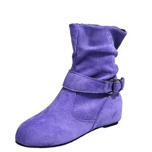 Detailansicht eines stylischen lila Wildleder-Stiefels mit Zierschnalle und flacher Sohle
