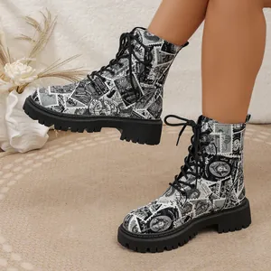 Detail von Damen Schnürstiefeletten mit Vintage-Zeitungsdruck und dicker Profilsohle