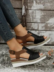Détail de sandales compensées pour femmes avec plateforme en corde de chanvre