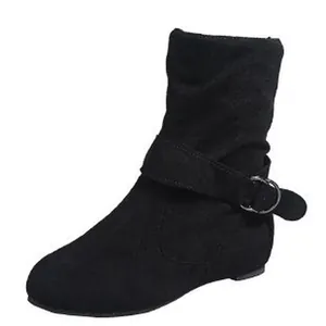 Seitenansicht einer schwarzen Damen-Stiefelette aus Wildleder mit Schnallenriemen.