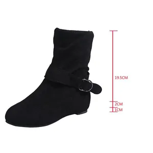 Schwarze Wildleder-Stiefelette Detail mit 19,5 cm Schafthöhe und flacher Sohle