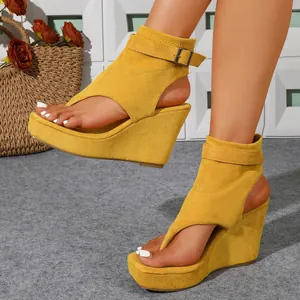 Detailansicht der gelben Plateau-Zehentrenner-Keilsandalen mit Schnalle für Damen