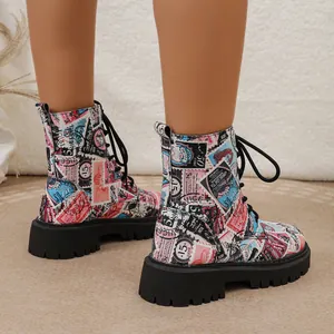 Seitenansicht der Martin-Stiefel für Damen mit buntem Vintage-Briefmarkendruck am Modell