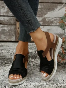 Sandales d'été compensées pour femmes avec bout ouvert et semelle plateforme en corde.