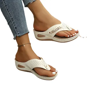 Elegante witte dames sandalen met sleehak en een zeer dikke plateauzool en strass