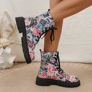 Detailansicht der Damen-Martin-Stiefel mit buntem Briefmarkendruck und Profilsohle