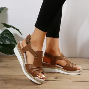 Vue détaillée de sandales compensées marron pour femme avec bordure en corde de chanvre.