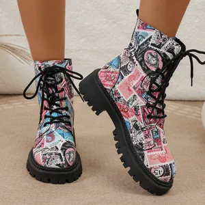 Nahaufnahme von buntem Vintage-Briefmarkendruck auf Damen-Schnürstiefeletten
