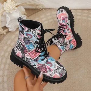 Stylische Damen Schnürstiefel mit lebhaftem Vintage-Stempel-Print und klobiger schwarzer Profilsohle