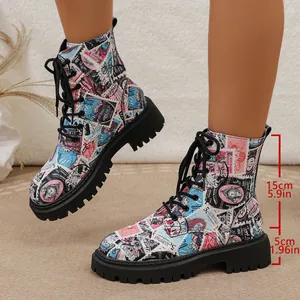 Detail der bedruckten Damen-Stiefeletten mit 5 cm Plateausohle und 15 cm Höhenmaßen