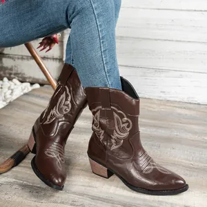 Vue détaillée de bottes de cowboy brodées marron avec un talon carré élégant et style rétro
