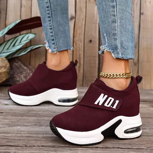 Nahaufnahme weinroter Keilsneaker mit NO.1 Klettverschluss und dicker weißer Sohle