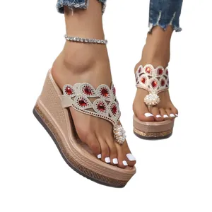 Elegantes chanclas de cuña con pedrería, detalles de perlas y motivos de cristales rojos