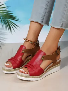 Vue détaillée de sandales compensées rouge et marron avec semelle en corde de jute