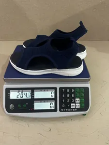 Gewichtsweergave van een marineblauwe fly-knit plateau sandaal op weegschaal, 204g