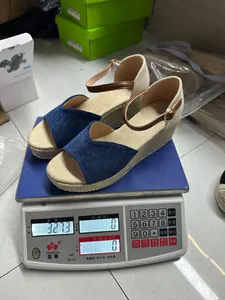 Sandales compensées bleues avec semelle en jute sur une balance pesant 327 grammes