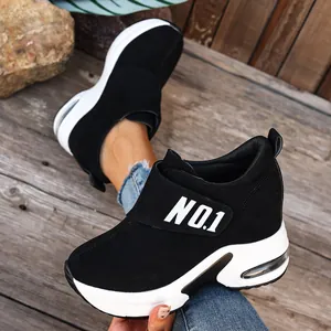 Detailansicht schwarzer Plateau-Sneaker mit NO.1-Klettverschluss und Keilabsatz-Design.