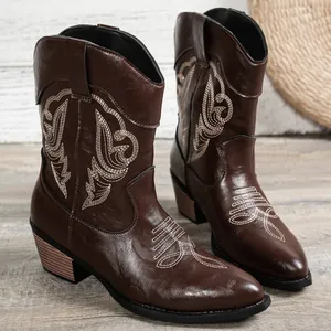 Détail de bottes de cowboy western vintage marron pour femmes avec broderies et talons