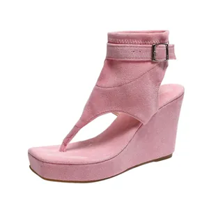 Elegante rosafarbene Keilsandalen aus Wildleder mit Plateau und Schnallenriemen